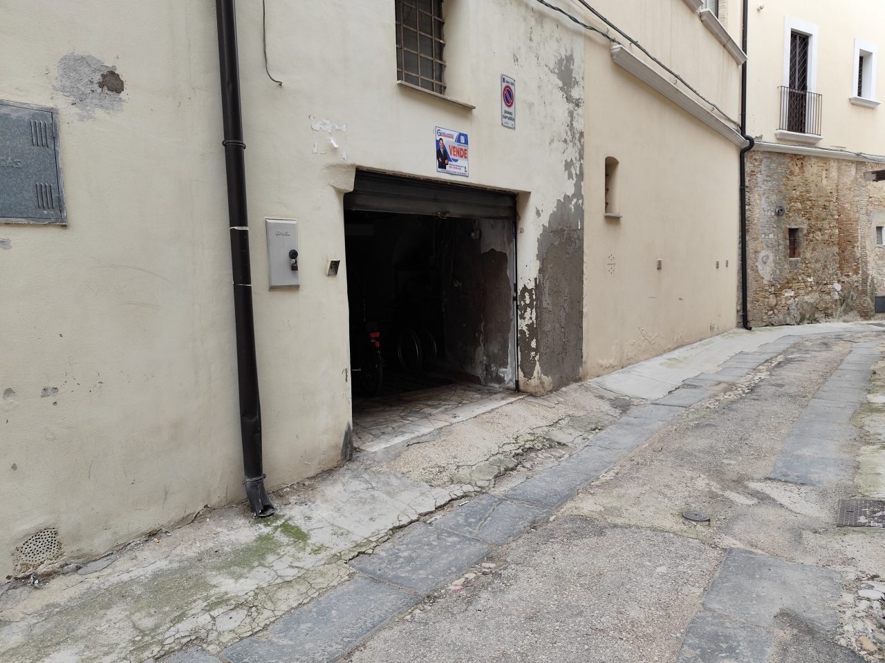 Locale uso deposito in pieno centro