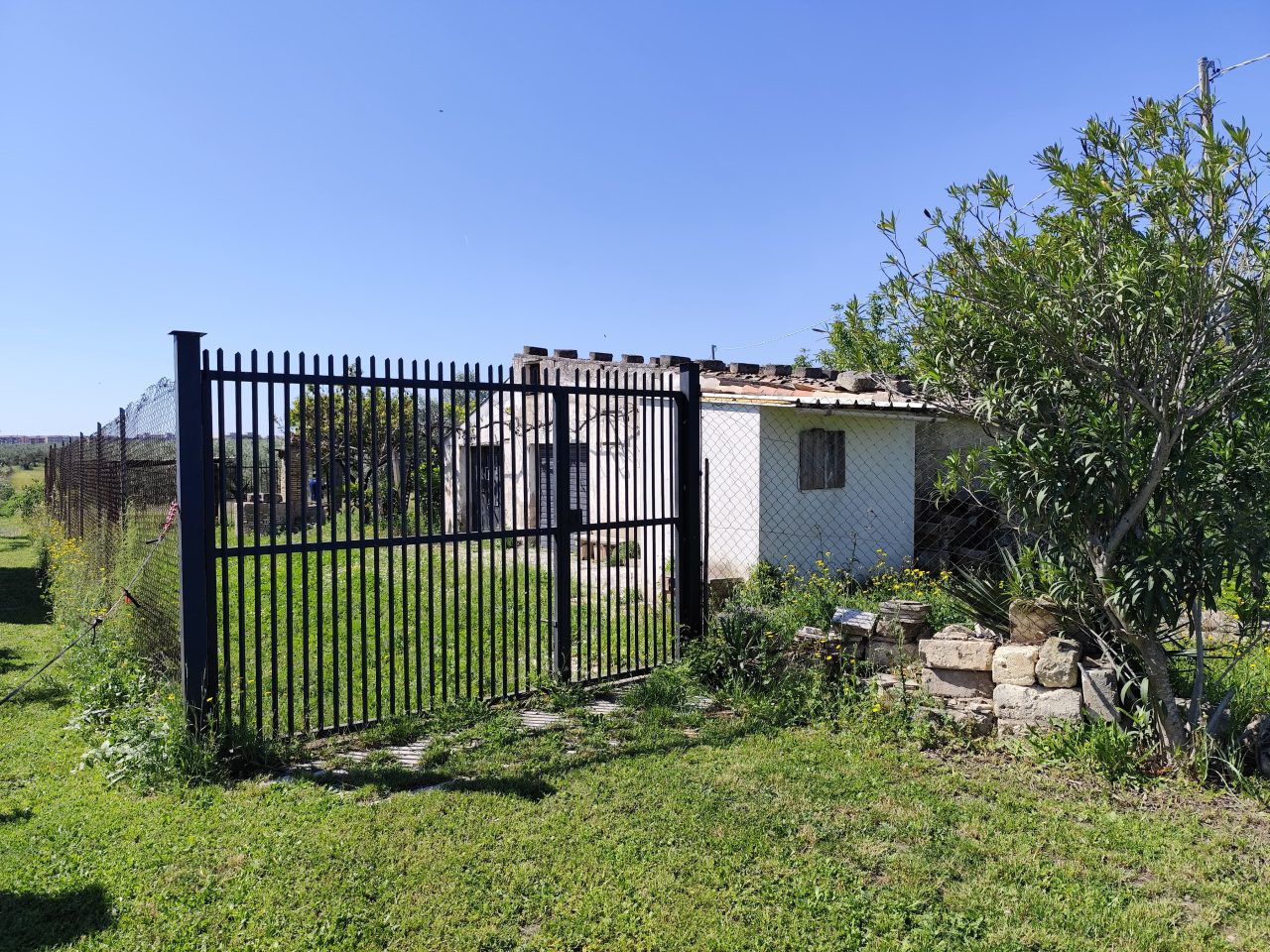 Fabbricato rurale con annesso terreno edificabile