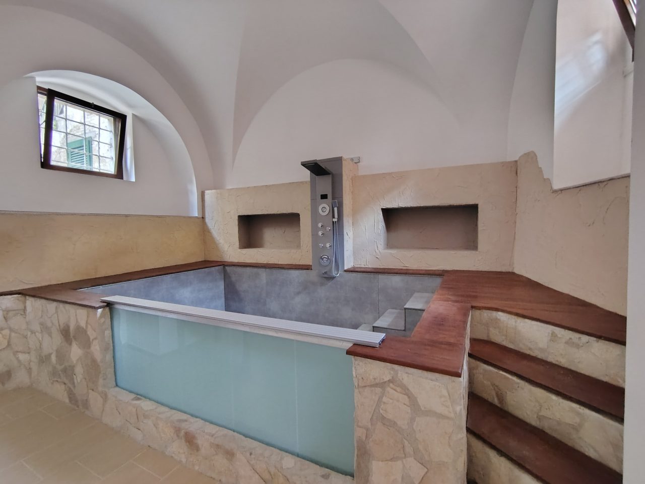 Via Quaranta - Locale con Spa in vendita