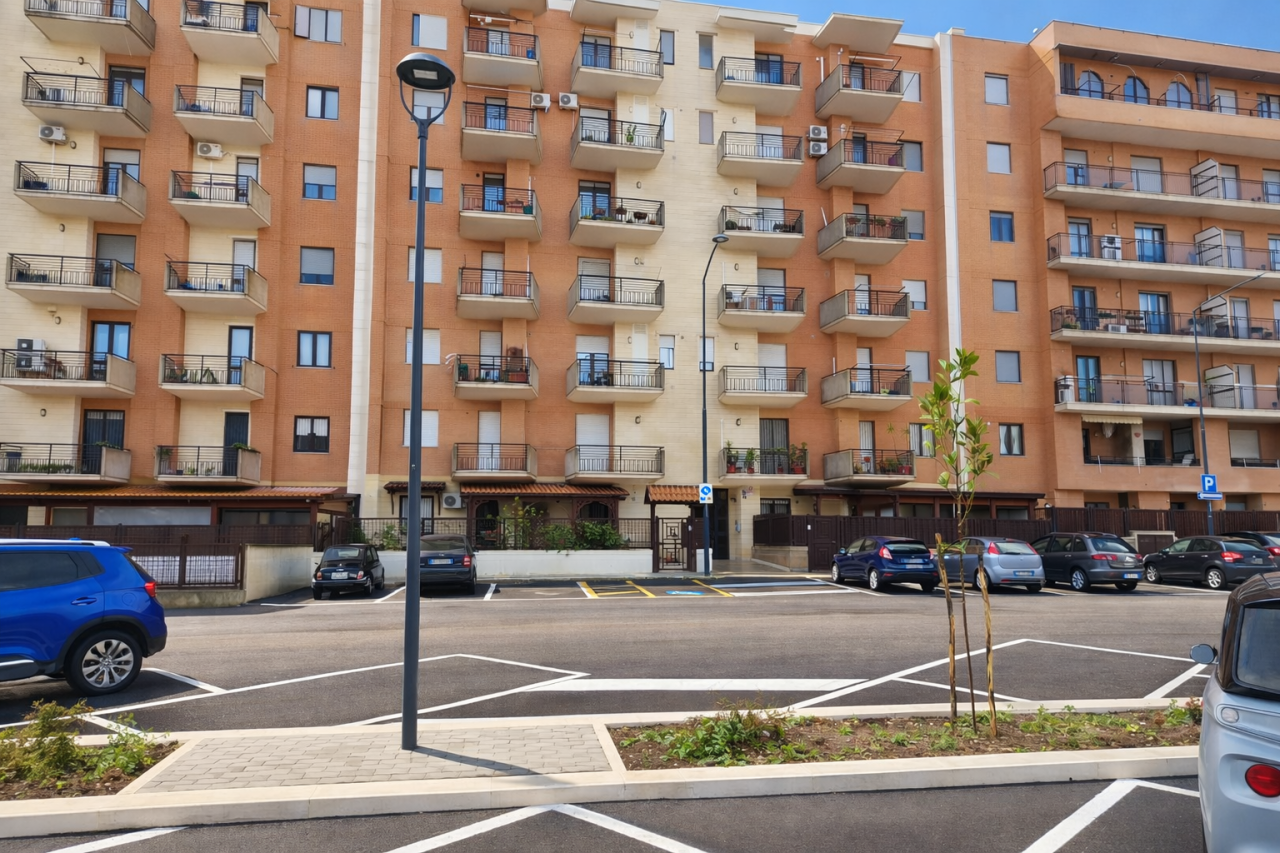 Appartamento venduto in Via Montale a Lucera con tre balconi e box auto.