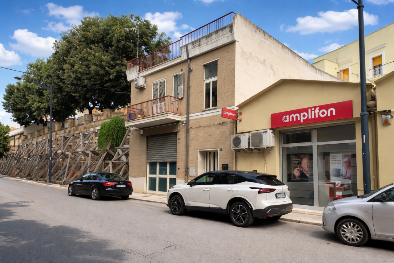 Casa indipendente con terrazzo in vendita a Lucera centro