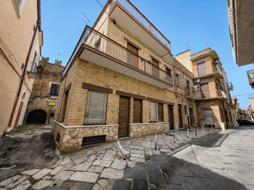 Casa indipendente in vendita in Via Francesco Del Buono a Lucera centro storico