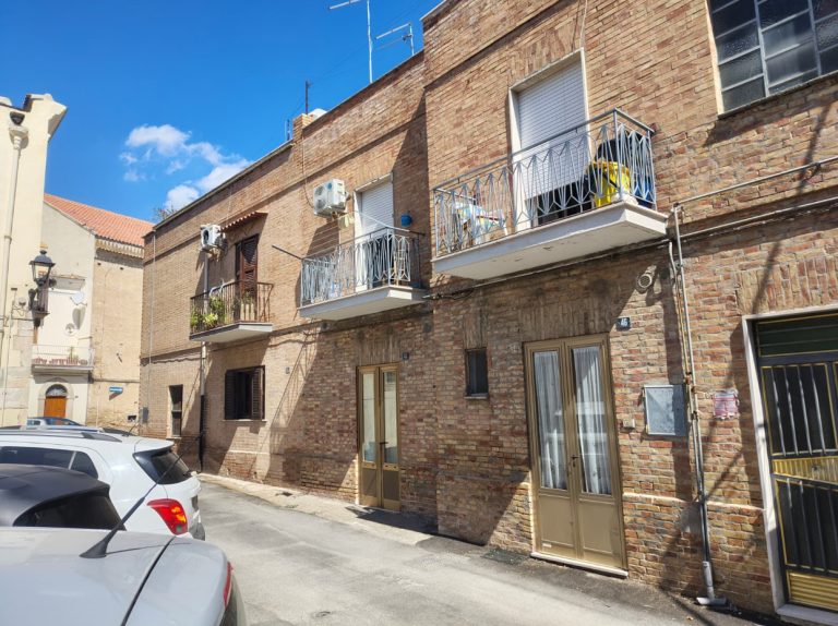 Facciata del piano terra con due ingressi in Via Mozzagrugno a Lucera